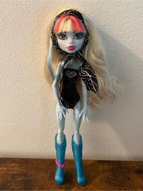 Monster High Doll ~ Music Festival Abbey Bominable G1